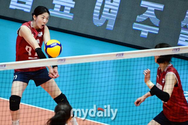 대한민국 여자배구 대표팀 강소휘가 26일 오후 충북 제천체육관에서 진행된 ‘대한민국 배구국가대표팀 평가전 2026 제천’ 인도네시아와 경기에서 리시브를 하고 있다./곽경훈 기자