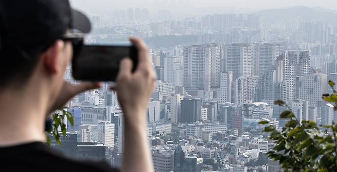 서울 중구 남산에서 바라본 서울 시내 아파트의 모습. 윤창빈 기자