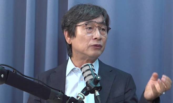 유시민 작가는 22일 미디어오늘 유튜브 채널에 출연해 이재명정부의 검찰개혁을 두고 “우리가 생각했던 검찰개혁, 더불어민주당의 입장, 대통령의 공약이라고 얘기했던 것과 완전히 다른 것”이라며 비판했다. 미디어오늘 유튜브 영상 캡처