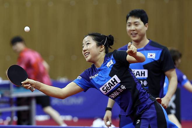 ▲ 일본 탁구 전문 매거진 '월드테이블테니스'는 21일 여자 단체전 결선 토너먼트 대진을 분석하면서 "일본은 8강에서 한국과 맞붙을 확률이 높다"며 "한국에는 신유빈(왼쪽)과 주천희라는 실력자가 있고 3번째 카드로 김나영이 버티고 있다"고 전했다. ⓒ 연합뉴스