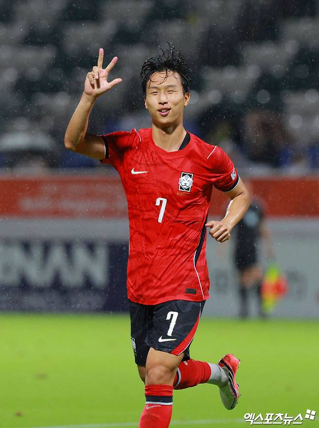 개최국 일본을 피하기 위해 이민성호가 사우디아라비아전 필승 라인업을 꺼내들었다. 이민성 감독이 이끄는 대한민국 아시안게임 남자 축구 대표팀이 22일 일본 나고야시에 있는 미즈호 공원 럭비 경기장에서 열린 사우디아라비아와의 대회 남자 축구 D조 조별리그 2차전을 갖는다. 한국은 앞서 15일 이곳에서 열린 카타르와 첫 경기에서 엄지성의 해트트릭을 앞세워 4-1 완승을 거뒀다. 전반에 3골을 넣은 엄지성의 활약과 후반에 나온 김명준의 추가 골을 더해 대승을 거뒀다. 엑스포츠뉴스DB