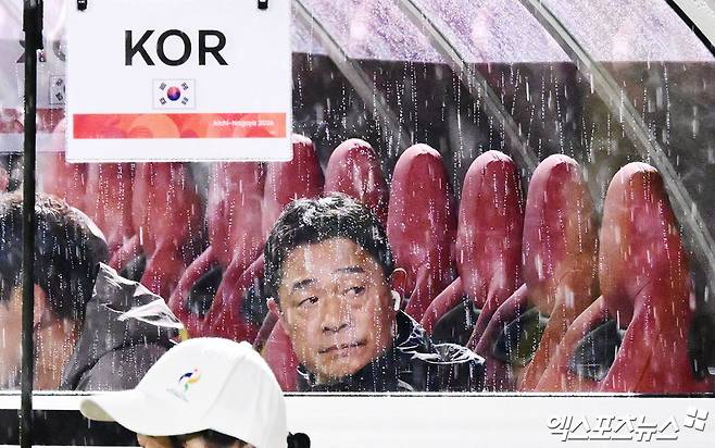 개최국 일본을 피하기 위해 이민성호가 사우디아라비아전 필승 라인업을 꺼내들었다. 이민성 감독이 이끄는 대한민국 아시안게임 남자 축구 대표팀이 22일 일본 나고야시에 있는 미즈호 공원 럭비 경기장에서 열린 사우디아라비아와의 대회 남자 축구 D조 조별리그 2차전을 갖는다. 한국은 앞서 15일 이곳에서 열린 카타르와 첫 경기에서 엄지성의 해트트릭을 앞세워 4-1 완승을 거뒀다. 전반에 3골을 넣은 엄지성의 활약과 후반에 나온 김명준의 추가 골을 더해 대승을 거뒀다. 엑스포츠뉴스DB