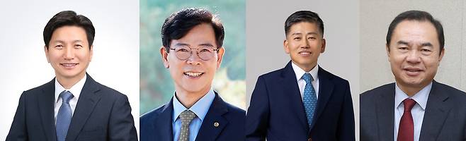 ◇(사진 왼쪽부터 가나다순)김경수 전 강릉지역위원장·김한근 전 강릉시장·배선식 전 강릉지역위원장·최욱철 강릉시지역위원장