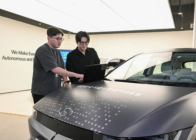 42dot 연구원들이 '비히클 워크샵(Vehicle Workshop)'에서 자율주행 기술을 개발하고 있는 모습.(사진=현대차)