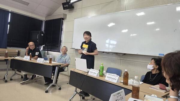 오타니 루미코 그룹홈 후아미리에 관리자가 오무타시를 찾은 연수팀을 환영하며, 《한국에 없는 마을》에 오무타시의 치매친화 지역사회 사례가 소개된 것을 기쁘게 이야기하고 있다. / 사진=연수팀 제공