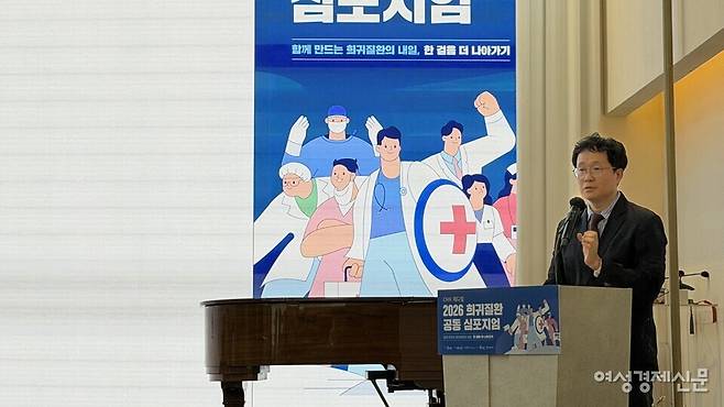 22일 문장섭 서울대병원 임상유전체의학과·신경과 교수는 서울 용산구에서 열린 '2026 희귀질환 공동 심포지엄'에서 희귀질환 진료와 연구의 출발점으로 환자와 가족이 남기는 일상의 기록을 꼽았다. /김정수 기자