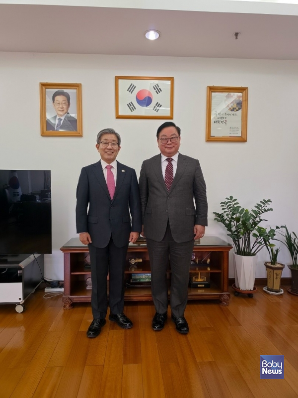 김선민 주선양 총영사(좌측)와 김형식 사단법인 한국산후조리원협회 회장(우측)이 기념촬영을 하고 있다. ⓒ한국산후조리원협회