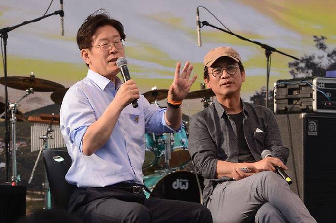 지난 2017년 5월 20일 서울 광화문광장에서 열린 고 노무현 전 대통령 서거 8주기 추모 문화제에서 이재명 당시 성남시장(왼쪽), 유시민 작가가 대화하고 있다 (사진=연합뉴스)