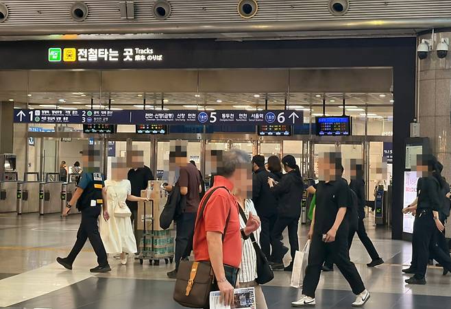 23일 서울 용산역 대합실에서 귀성길에 오른 시민들이 기차를 타기 위해 발길을 재촉하고 있다. (사진=이민하 기자)