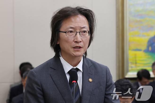 주병기 공정거래위원장이 26일 오전 서울 여의도 국회에서 열린 정무위원회 전체회의에서 2025회계연도 결산 제안설명을 하고 있다. 2026.8.26 ⓒ 뉴스1 황기선 기자