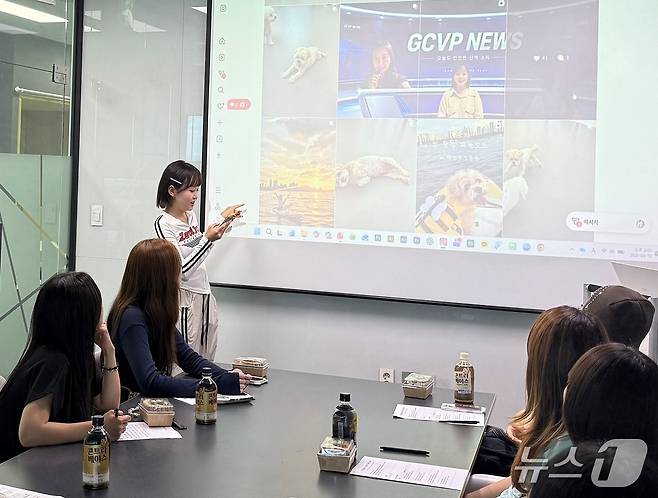 GCVP CREW MVP로 선정된 이서안 학생이 서포터즈 활동을 발표하고 있다(녹십자수의약품 제공).ⓒ 뉴스1