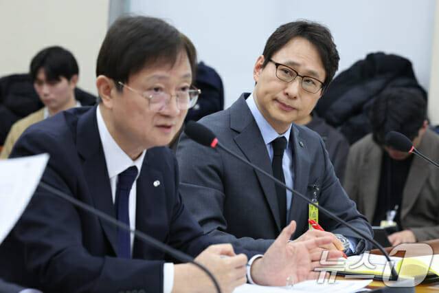 이찬진 금융감독원장과 이재원 빗썸 대표 (사진=뉴스1)