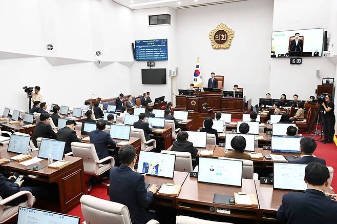 22일 제주특별자치도의회 본회의장에서 제454회 제1차 정례회 제7차 본회의가 열리고 있다. 도의회는 이날 ‘지방교육재정교부금 제도의 안정적 운영 및 합리적 개편 건의안’을 의결했다. 사진=제주특별자치도의회 제공