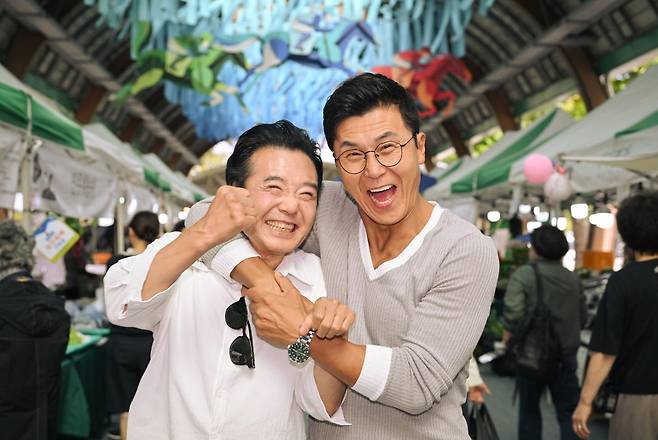 2023년 충남 논산의 물 난리, 2025년 경북 일대 산불 피해 복구 현장에 모두 있었다. 배우 조성규(왼쪽)와 이정용은 3년 동안 전국 재난 현장을 찾아가 같이 봉사했다. 고생을 같이 하며 20년 넘게 이어진 두 사람의 인연은 더 깊어졌다. 조성규에게 이정용은 친동생 같은 후배다. 재난 현장을 먼저 찾아가는 두 배우를 추석 연휴 직전 경기 과천 지역 농산물 직거래 장터 '바로마켓'에서 만났다. 정다빈 기자
