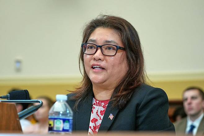 미얀마 출신 미국인 학자 민 진의 아내 실비아 진이 지난 16일(현지시간) 미 워싱턴DC 의회에서 열린 하원 동아시아·태평양 소위원회의 억류자 관련 청문회에서 증언하고 있다. AP=연합뉴스