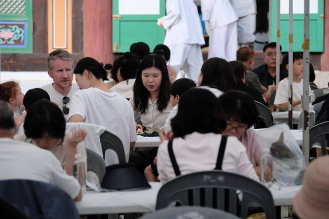19일 나비채 음악회가 열린 송광사에서 사찰 음식을 먹는 외국인 가족 관객 / ⓒjiseok jo