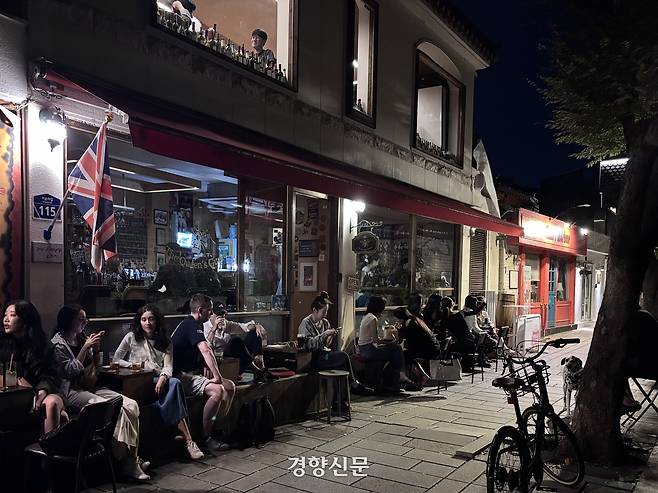 21일 외국인 관광객과 시민들이 서울 종로구 서순라길을 따라 앉아 음료와 간단한 음식을 먹고 있다. 임주영 기자