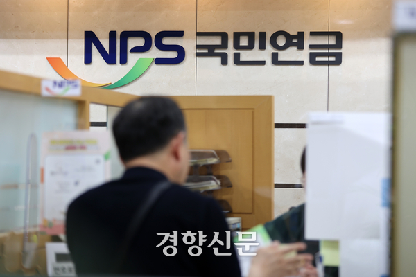 국민연금이 투자한 주요 온실가스 다배출 기업들이 한 해 배출하는 온실가스가 약 3억9000만t에 달하는 것으로 나타났다. 조태형 기자