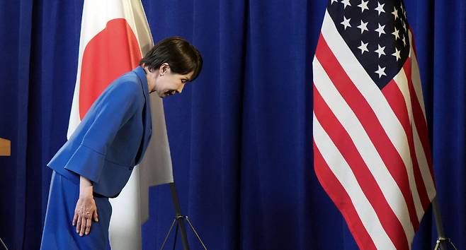 고개 숙여 인사 다카이치 사나에 일본 총리가 22일(현지시간) 미국 뉴욕에서 기자회견을 마친 뒤 고개 숙여 인사하고 있다. AFP연합뉴스