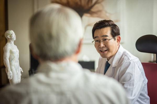 부울경 건강지표에 심각한 경고등이 켜졌다. 사진은 건강상담을 받는 어르신 모습. 아이클릭아트 제공