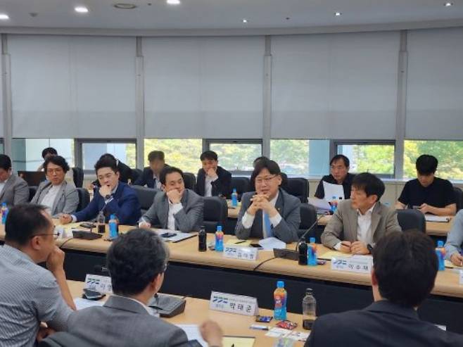 경기도가 22일 경기도경제과학진흥원 R&DB센터 대회의실에서 '경기도 실물 인공지능(피지컬 AI) 생태계 활성화를 위한 정책간담회'를 열고 참석자들과 현장의 애로사항 및 산업 육성 방안을 논의하고 있다. /사진제공=경기도