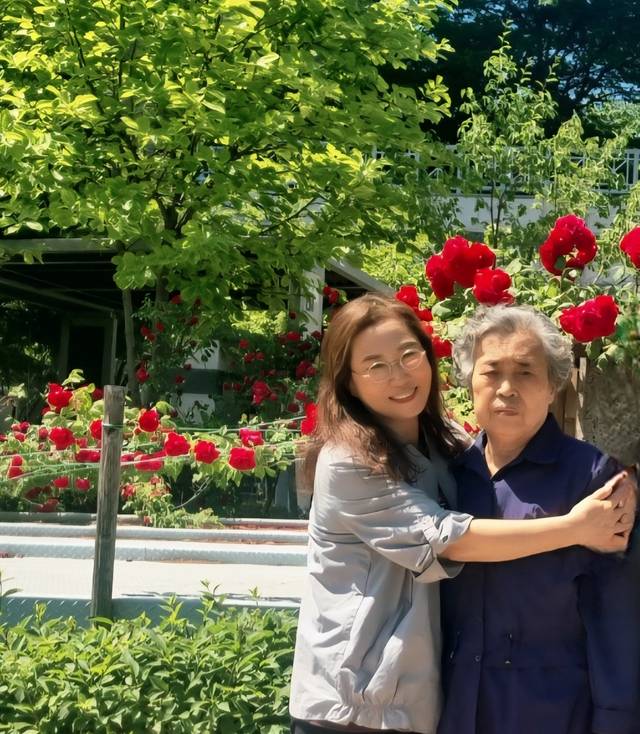 지난 2024년 6월 요추 골절 시술을 하신 어머니(오른쪽)를 필자가 부축하며 산책하던 집 앞 공원에서.
