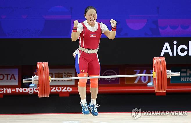 세계 신기록으로 금메달 획득하는 북한 리성금 (나고야=연합뉴스) 김동민 기자 = 23일 일본 나고야 중소기업진흥회관에서 열린 2026 아이치·나고야 아시안게임 역도 여자 49㎏ 결승에서 북한 리성금이 용상 2차 시기에서 121kg을 들어 올리며 세계 신기록을 달성한 뒤 기뻐하고 있다. 2026.9.23 image@yna.co.kr
