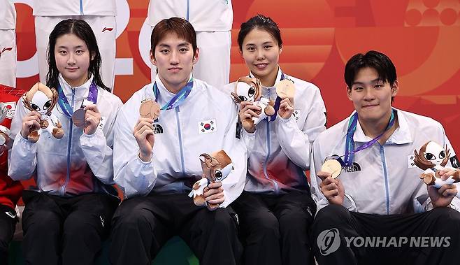혼성 혼계영 400m 동메달 획득! (도쿄=연합뉴스) 윤동진 기자 = 23일 도쿄 아쿠아틱스 센터에서 열린 2026 아이치·나고야 아시안게임 수영 혼성 400m 혼계영 결승에서 3위로 동메달을 획득한 한국의 김승원(왼쪽부터), 최동열, 안세현, 김용범이 시상대에 앉아 포즈를 취하고 있다. 2026.9.23 mon@yna.co.kr