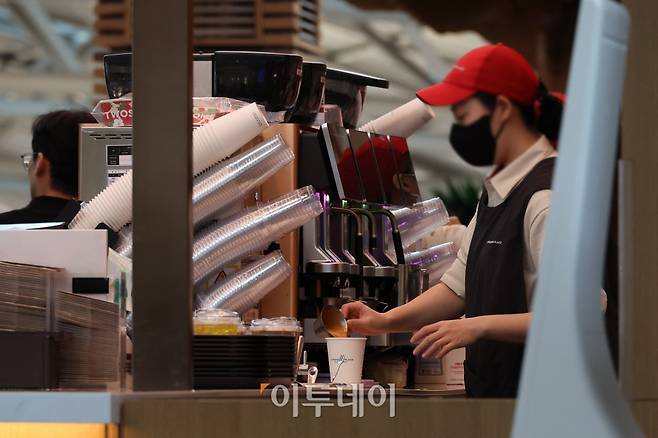 인천국제공항의 한 카페에서 관계자가 커피를 만들고 있다. 사진=고이란 기자 photoeran@