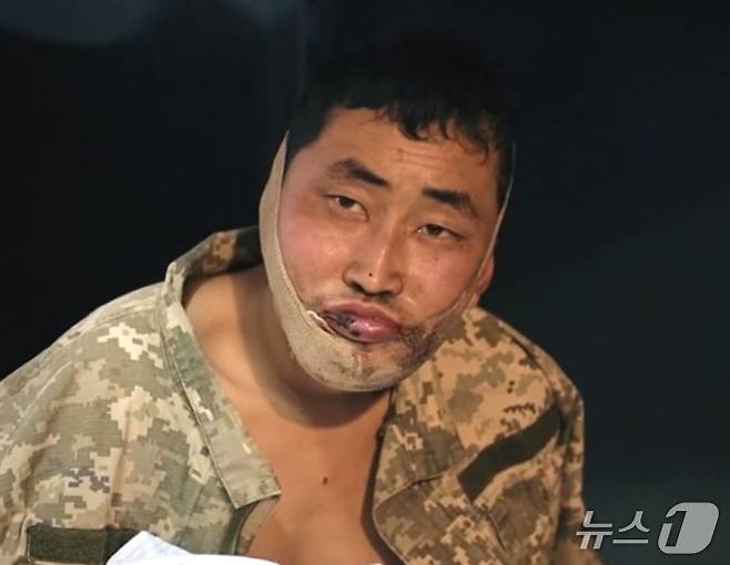 러시아 쿠르스크 지역에서 교전 중 생포된 북한군 2명이 우크라이나 키이우 내 포로수용시설 침대에서 한국어로 신문을 받는 영상./우크라이나 보안국(SBU)·인폼네이팜 텔레그램 캡처
