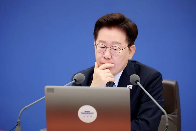 이재명 대통령이 지난 1일 청와대에서 열린 국무회의에서 고심하고 있다. 청와대통신사진기자단