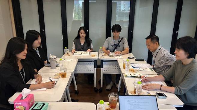 용산구정신건강복지센터 프로그램실에서 용산구 건강관리 업무 관계자들이 구의 정책을 소개하고 있다. 왼쪽부터 이혜정 용산구정신건강복지센터 상임팀장, 이상은 용산구정신건강복지센터 정신건강증진팀장, 강민영 용산구 언론팀 주무관, 이호정 언론팀 주무관, 이창주 마음건강정책과 마음건강팀 주무관, 김은정 마음건강팀장. 이동구 기자
