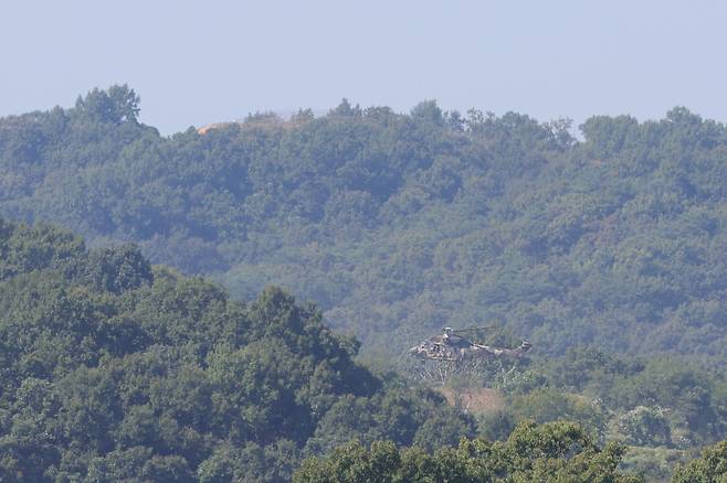 지난 22일 경기도 파주시 서부전선 비무장지대(DMZ) 남방한계선 상공에서 수리온 헬기가 이동하고 있다. 연합뉴스
