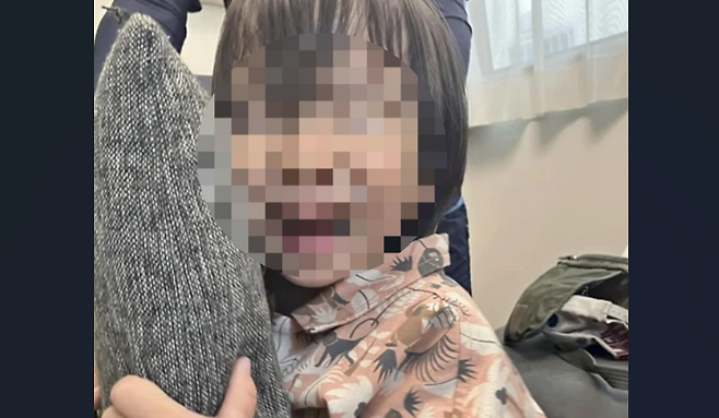 지난 20일 일본 후쿠오카에서 음주운전 차량이 오토바이 3대를 들이받아 도로 밖에 있던 일가족을 덮친 사고로 3세 남아가 숨진 가운데, 운전자 오오가미 마사하루(68)가 검찰에 송치됐다. 요미우리신문