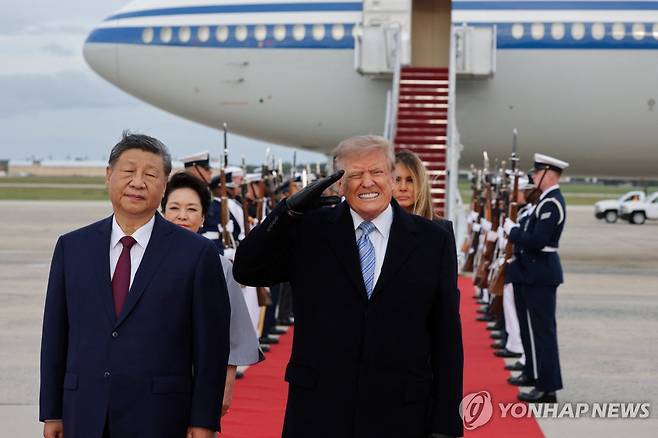 트럼프, 공항 나가 시진핑 직접 영접…시진핑 어깨 툭툭 치며 친분 과시