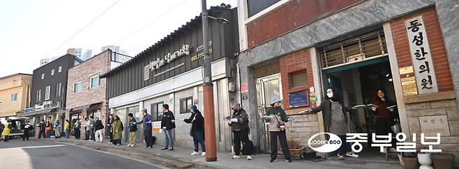 지난 3월 배다리 헌책방 골목에서 '나비날다책방'이전 프로젝트 '책나르샤'가 열려 시민들이 줄을 지어 손에서 손으로 책을 옮기고 있다. 중부포토DB