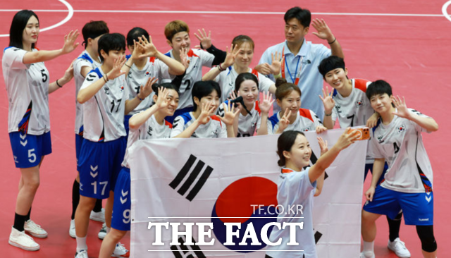 25일 오전(현지 시간) 일본 나고야시 미즈호 파크 체육관에서 열린 2026 아이치·나고야 아시안게임 세팍타크로 여자 팀 레구 결승을 마치고 은메달을 획득한 한국 선수들이 기념촬영 하고 있다. /나고야=뉴시스