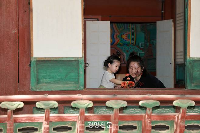 서울 종로구 창덕궁을 찾은 관광객들이 조선시대 왕세자의 교육 공간이었던 성정각의 동쪽 누각인 ‘희우루’ 내부를 관람하고 있다. 정지윤 선임기자