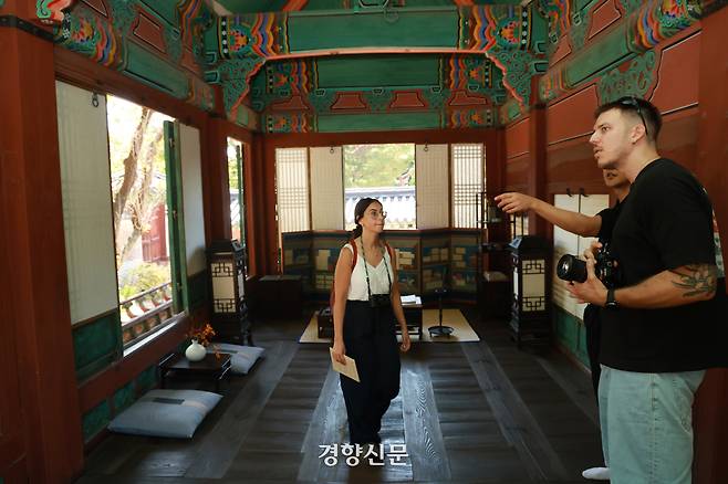서울 종로구 창덕궁을 찾은 외국인 관광객들이 조선시대 왕세자의 교육 공간이었던 성정각의 동쪽 누각인 ‘희우루’ 내부를 관람하고 있다. 정지윤 선임기자