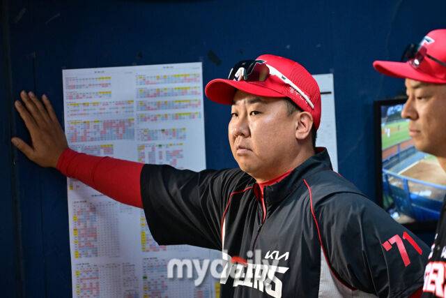 23일 오후 서울 잠실야구장에서 진행된 '2026 신한 SOL KBO 리그' 기아 타이거즈-두산 베어스의 경기. 기아 이범호 감독이 경기를 지켜보고 있다./마이데일리