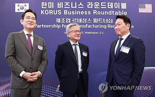 삼성-SK, 엔비디아와 반도체 논의 (워싱턴=연합뉴스) 홍해인 기자 = 이재용 삼성전자 회장과 최태원 대한상공회의소 회장 겸 SK그룹 회장이 25일(현지시간) 미국 워싱턴DC 윌라드 호텔에서 열린 한미 비즈니스 라운드 테이블 리셉션에서 젠슨 황 엔비디아 최고경영자(CEO)와 대화하고 있다. 2025.8.26 hihong@yna.co.kr