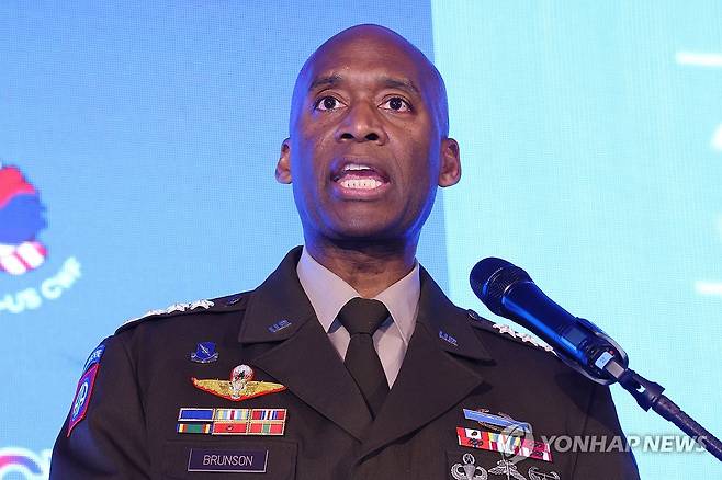 기조연설하는 브런슨 주한미군사령관 (서울=연합뉴스) 진연수 기자 = 제이비어 브런슨 주한미군사령관이 16일 오후 서울 용산구 국방컨벤션에서 열린 2026 한미 연합워파이팅포럼 개회식에서 기조연설을 하고 있다. 2026.9.16 jin90@yna.co.kr