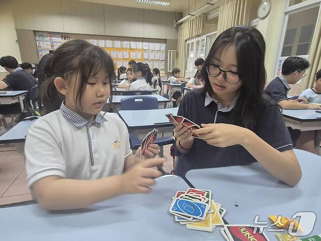 9일 방문한 호치민시한국국제학교(학교명 고유명사) 방과후 활동인 '다문화 멘토링'에서 멘토인 고등학생과 초등학생 다문화 가정 학생이 게임을 하며 소통을 하고 있다.뉴스1 ⓒ News1 조수빈 기자