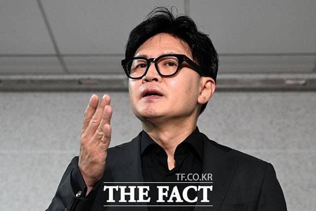 한동훈 무소속 의원이 김승원 전 법무부 장관 후보자를 둘러싼 공세 수위를 높이며 정치적 존재감이 한층 커졌다는 평가가 나온다. 사진은 한 의원이 지난 15일 오후 서울 여의도 국회 의원회관에서 기자회견을 열고 발언하는 모습./서예원 기자