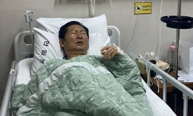 정청래 전 더불어민주당 대표가 피로 누적으로 병원에 입원했다. 사진은 정 전 대표가 자신의 사회관계망서비스(SNS)에 공개한 입원 당시 모습. /정 전 대표 SNS 갈무리