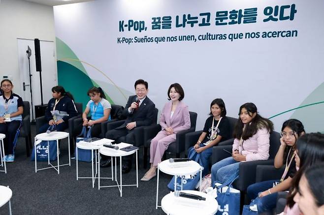 이재명 대통령과 김혜경 여사가 25일(현지시간) 멕시코시티 GNP 스타디움에서 멕시코 K-POP 청소년 팬들과 간담회를 하고 있다. 2026.9.26 연합뉴스