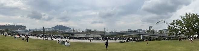 추석인 25일 부산항 북항 친수공원에서 상어 '부캉이'를 기다리는 시민과 관광객들이 수로 주변을 빼곡히 둘러싸고 있다. 수로를 따라 인파가 길게 이어지면서 평소 한적했던 친수공원이 북적이고 있다. 사진=김경민 기자