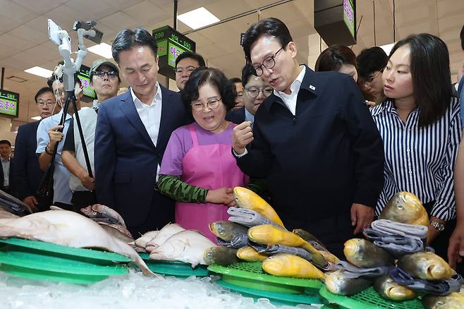 김민석 더불어민주당 대표가 지난 8일 서울 동작구 노량진수산시장을 방문해 상인들과 대화하고 있다. 뉴스1