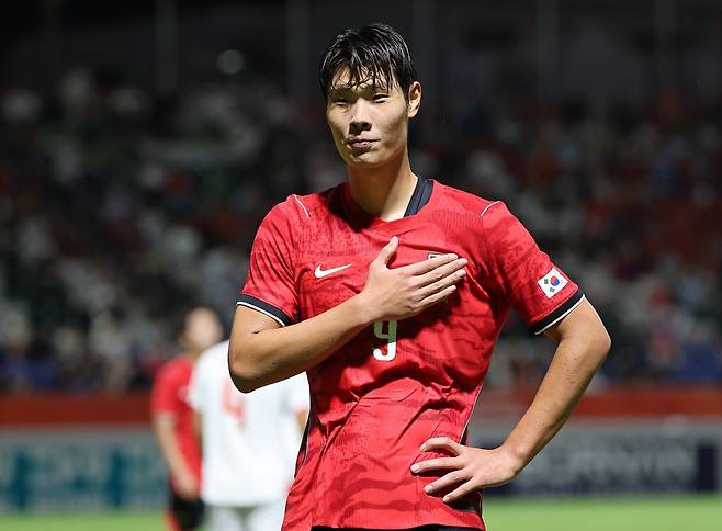 이민성호의 최전방 스트라이커 이영준이 내용보다 결과를 보여주겠다고 말했다. 이영준이 25일 일본 나고야시 미즈호 공원 럭비 경기장에서 열린 대한민국과 베트남의 2026 아이치∙나고야 하계아시안게임 축구 남자 8강전에서 멀티 골을 터뜨려 팀의 4-0 대승을 이끌었다. 소속팀 그라스호퍼 취리히의 약속 불이행으로 인해 이민성호에 지난 21일에야 합류한 이영준은 지난 22일 사우디아라비아전에 교체로 출전하며 몸을 푼 뒤, 베트남전에 훨훨 날았다. 연합뉴스