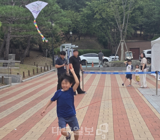 27일 대구 수성구 국립대구박물관에서 열린 '2026 추석맞이 문화행사'를 찾은 한 어린이가 직접 만든 연을 띄워 올리며 환하게 웃고 있다. 김용국기자